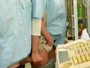 Anh xã lén lút, người vợ đi "ăn vụng" với cậu sinh viên làm thêm