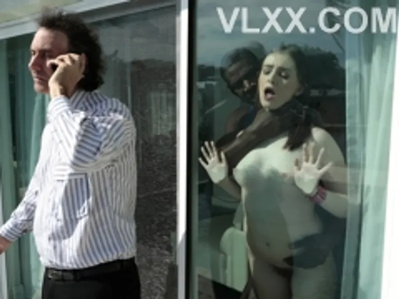 Dẫn cô bạn gái da đen về nhà chơi rồi cắm sừng trước mặt ba mình