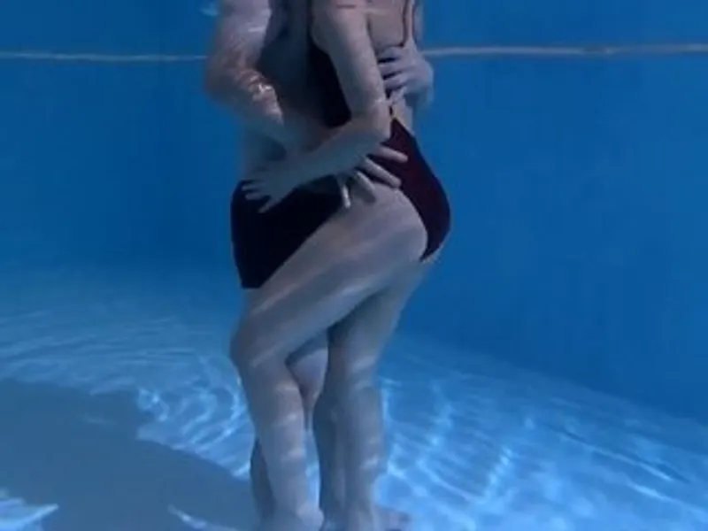 Chồng lạnh nhạt, người vợ vụng trộm với hlv dạy bơi