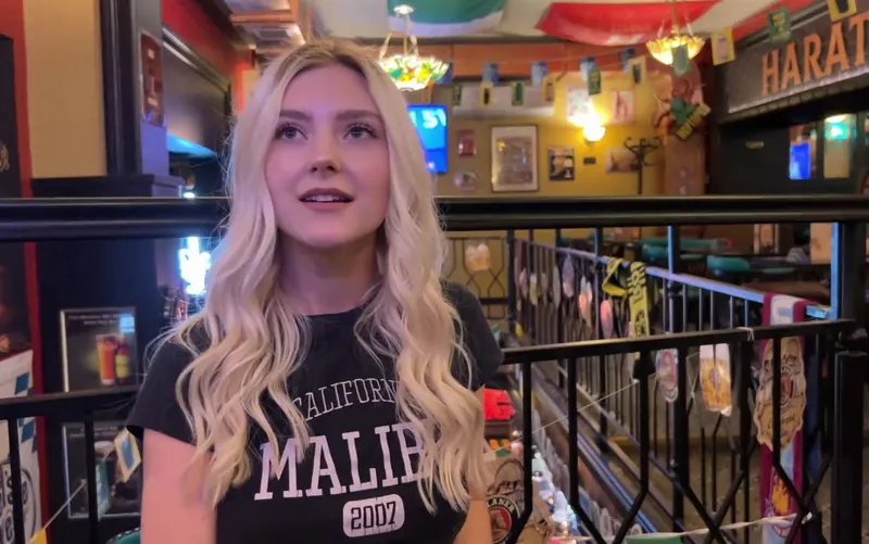 Eva elfie gạ một cthằng nhỏ trai số hưởng ở quán bar vào toilet