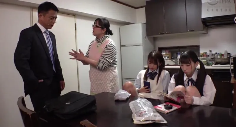 Ngày đầu gặp mặt bố dượng đã phang 2 bé ngoan riêng của vợ