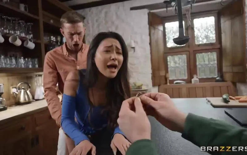 Lên đỉnh khi được tình nhân cầu hôn, nhưng có gì đó sai sai