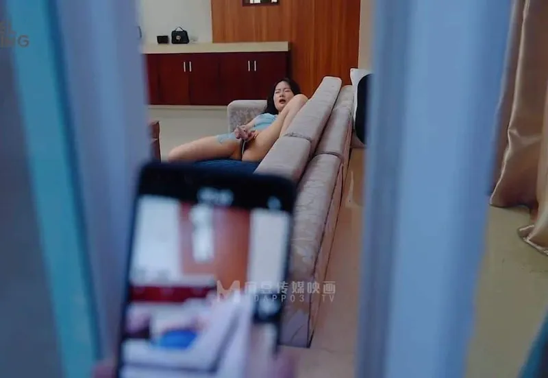 đột nhập phang em nhà đối diện đang thủ dâm