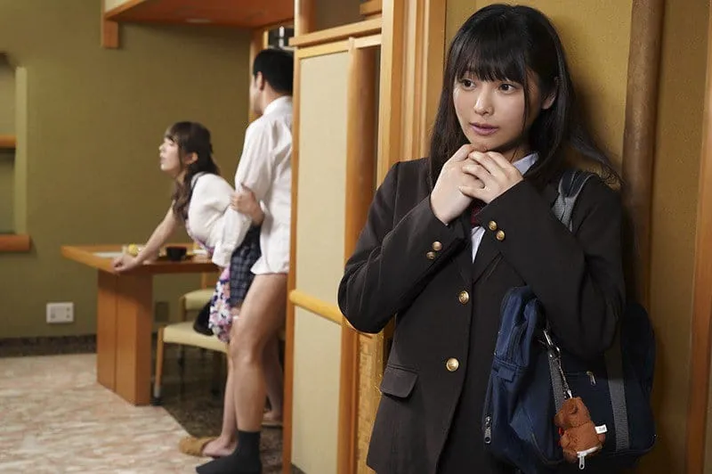 Bảo bối riêng thấy thèm khi nhìn trộm bố dượng quan hệ mẹ