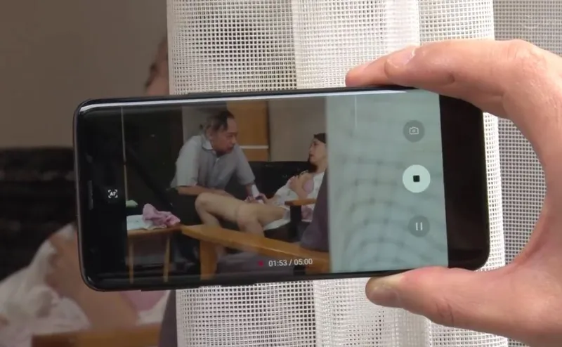 Người tình của con trai gian díu với bố chồng bị gã tiền bối khu phố phát hiện